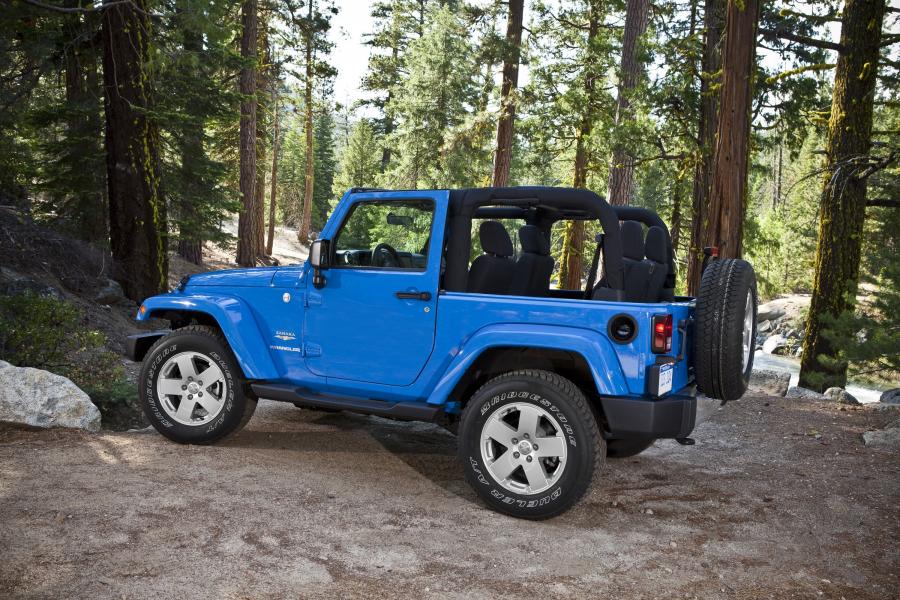  Jeep Wrangler Sahara 2012 года  (фото 7 из 15)